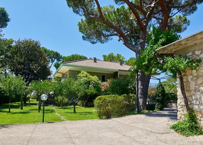 לינה וארוחת בוקר Luisa 4*